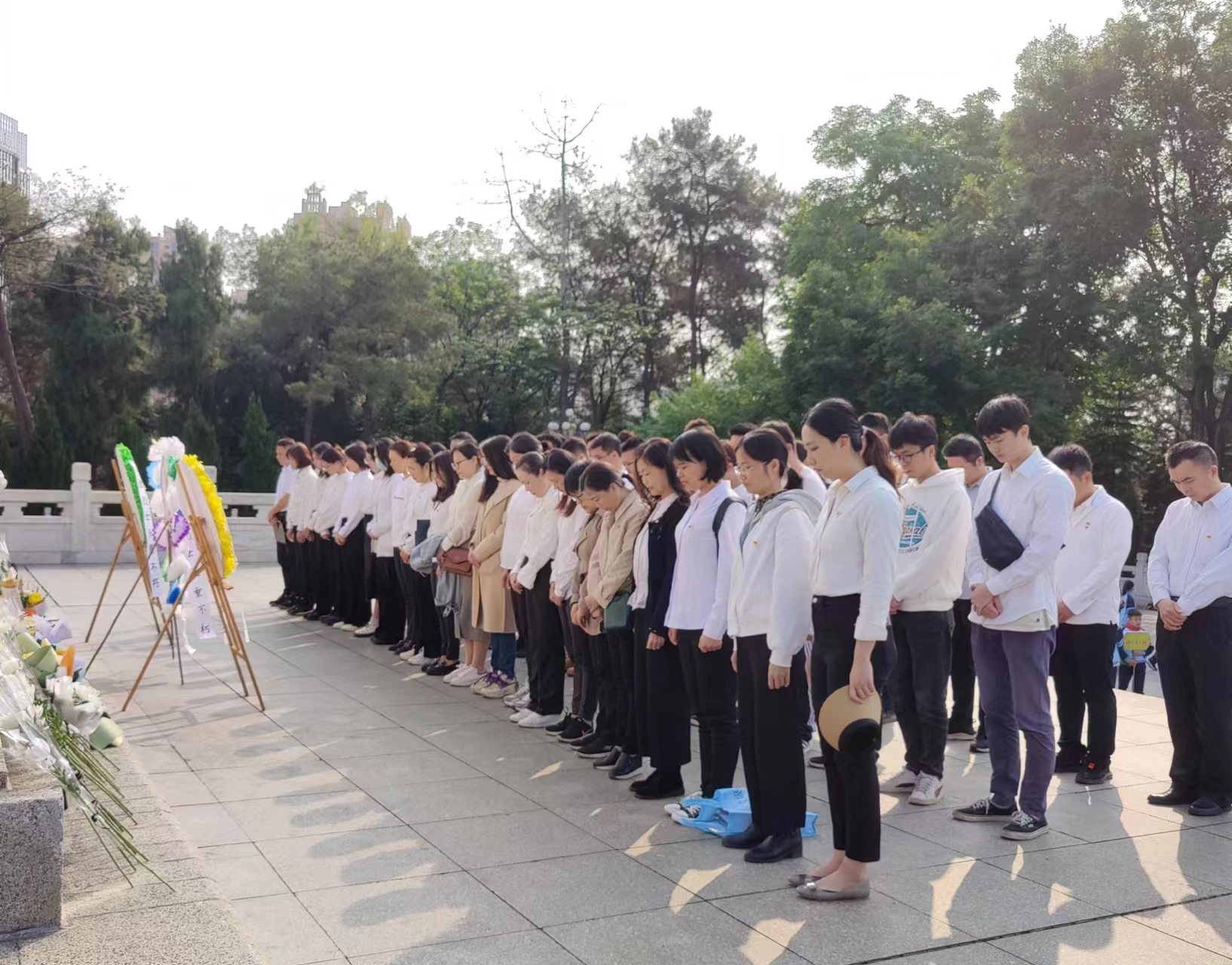 市排水公司黨總支、南寧建康環(huán)保公司黨支部開展“緬懷革命先烈，賡續(xù)紅色基因”聯(lián)合主題黨日活動(dòng)