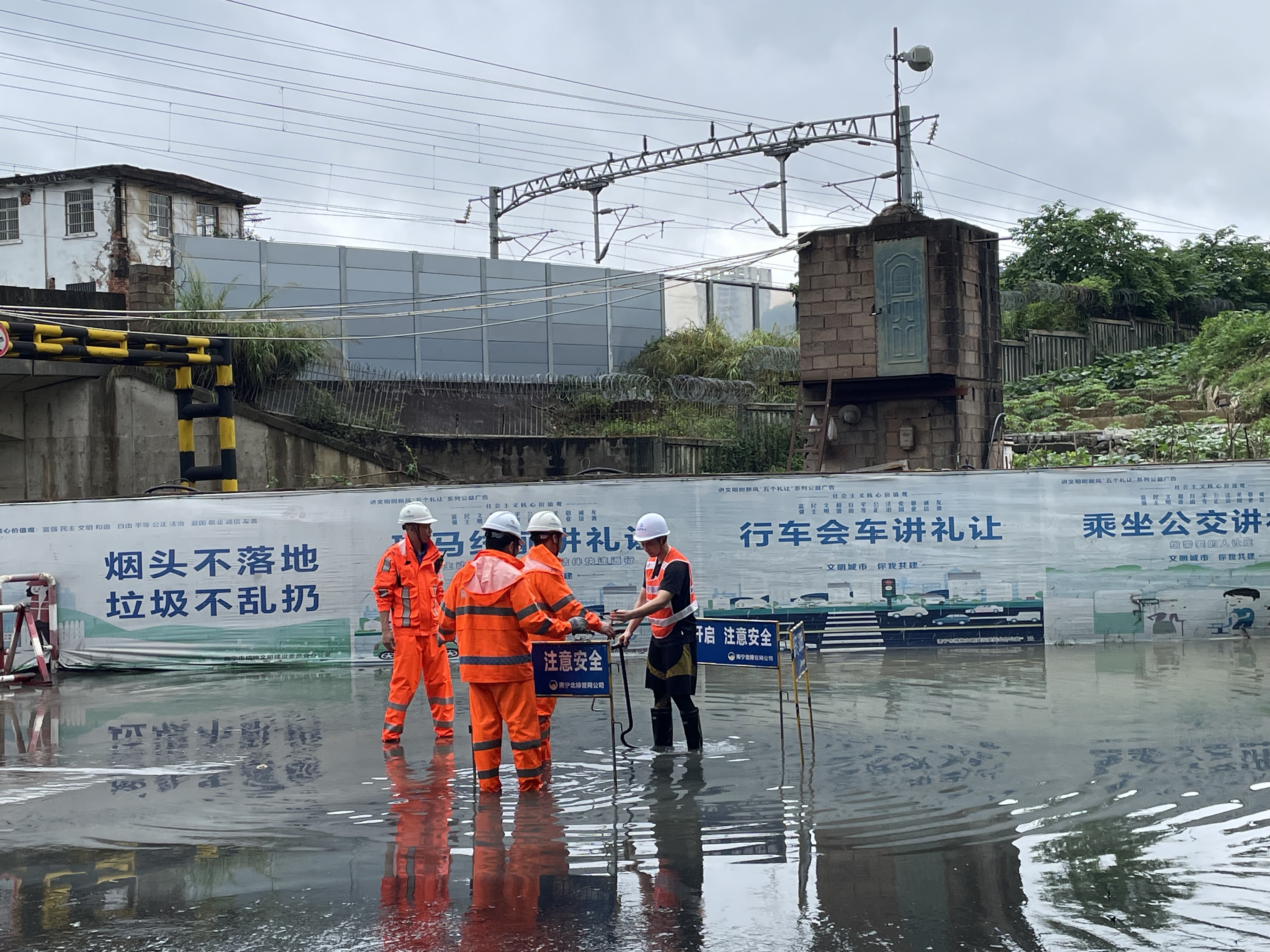 積極應(yīng)對強(qiáng)降雨，市排水公司連夜出擊排水搶險